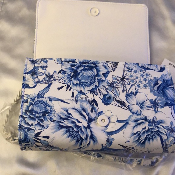 Betsey Johnson XOSYBIL-1 Blue Multi Toile Floral Print Flap Crossbody Bag NWT - Picture 12 of 16